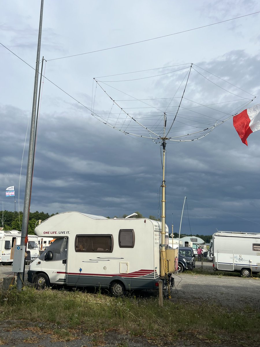 In the jungle of the P2 East parking lot for camper vans and nomads of HAM RADIO 2025 Friedrichshafen 🇩🇪😂
#hamradio #radioamateur #antenna #RV #Campers #CampingCar #friedrichshafen