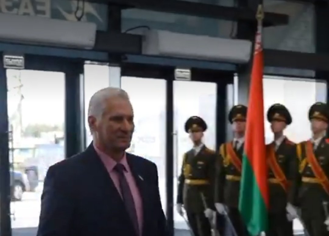 🇨🇺| El presidente <a href="/DiazCanelB/">Miguel Díaz-Canel Bermúdez</a> llegó al Centro Internacional de Exposiciones de Minsk, en Belarús, para participar en la Sesión Plenaria del IV Foro Económico Euroasiático.
A su arribo, fue recibido por el presidente bielorruso Aleksandr Lukashenko.
#DíazCanelEnBelarús