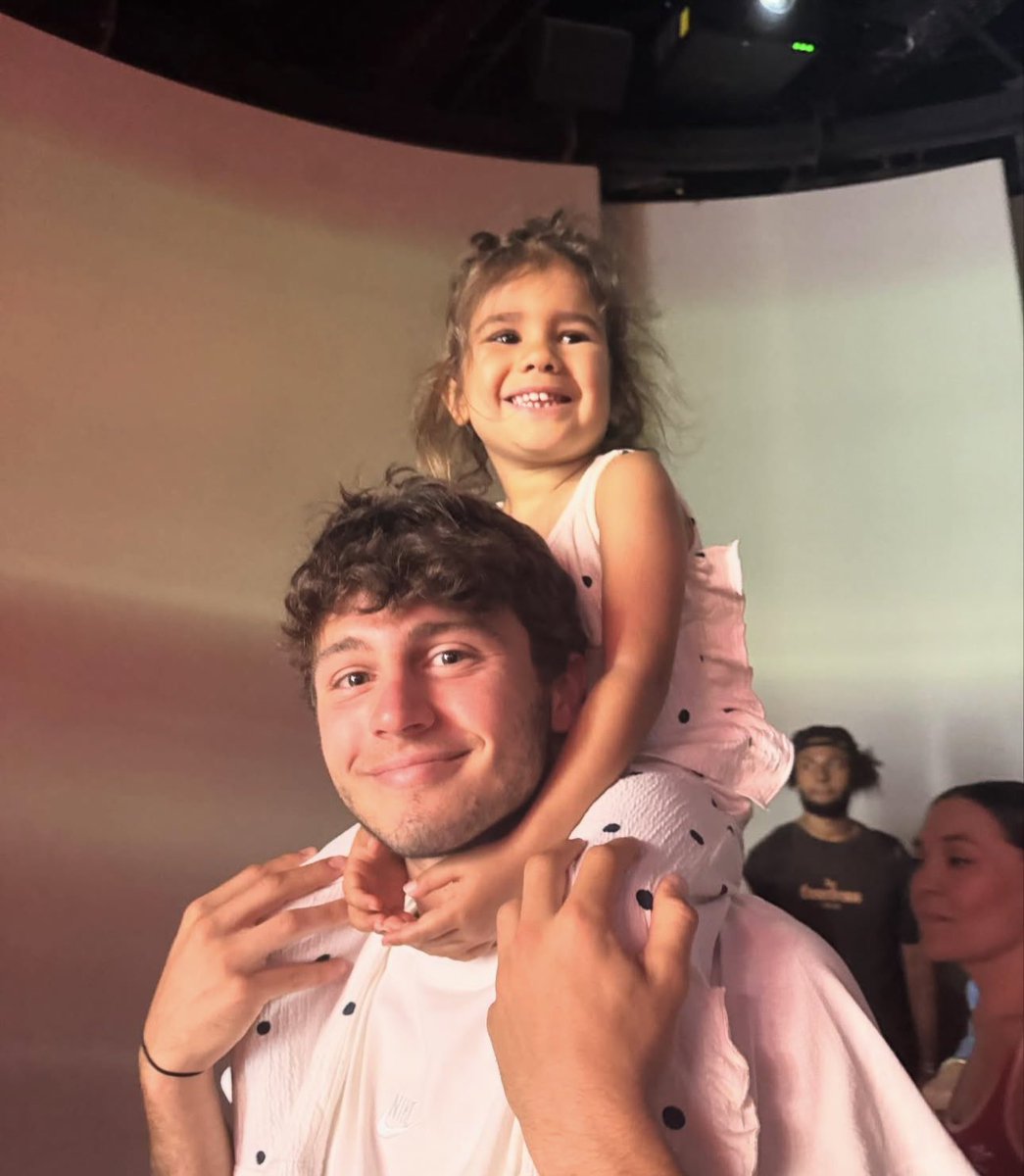 Joao avec la fille de Vitinha, c’est beaucoup trop mignon 🥹🇵🇹

(IG : madalena_aragao_)