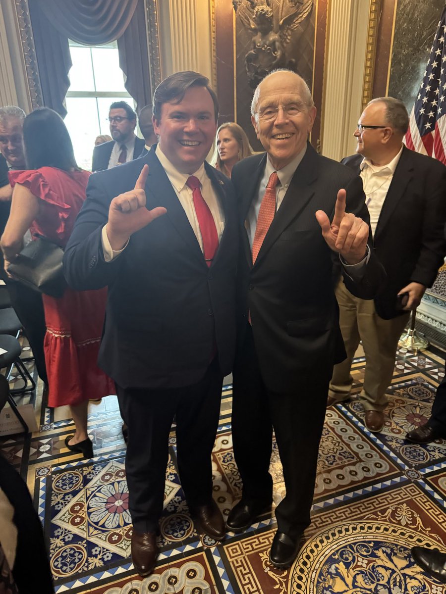 KentRHance's tweet image. When the Trump Administration needed the youngest ever Dep Secretary of HUD they didn’t go to Harvard, Yale or Stanford. No, they appointed Andrew Hughes, an SAE from Texas Tech. I was honored to speak at the swearing in ceremony along w/ Dr Ben Carson. Congratulations Andrew!