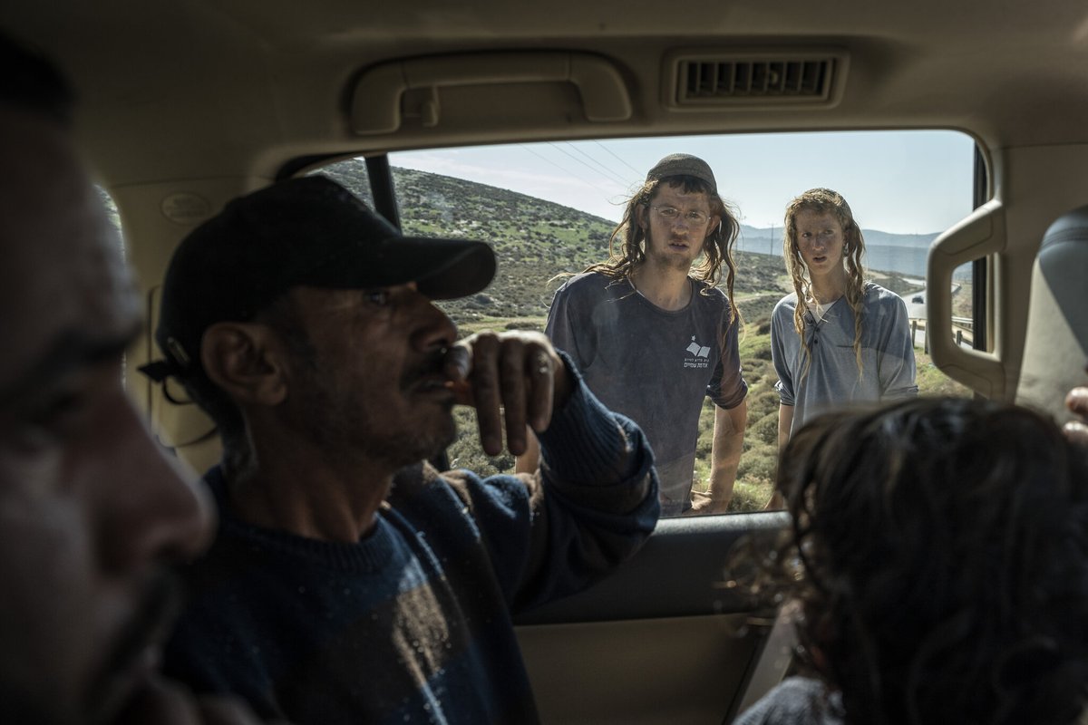 SantiPalacios's tweet image. Israeli settlers peering through a car’s tinted windows to see if Palestinians were inside it as the vehicle traveled near the village of Wadi as Seeq in the West Bank, in December 2023.
📸 Sergey Ponomarev for The New York Times