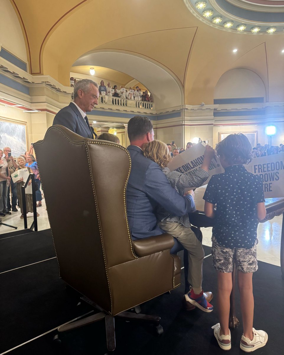 okhprbears's tweet image. Big thanks to the Governor Stitt for implementing three MAHA initiatives via executive orders today with special guest, Secretary Robert Kennedy (Bobby to us). 

We at MOHA-PAC &amp;amp; OHPR Foundation had a front row seat to 1. banning soda, candy and confectionery from SNAP benefits,…