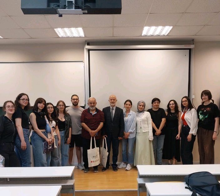 İTÜ Kimya Kulübü'nün davetlisi olarak Kimya Fakültesi öğrencileriyle 23 Mayıs 2025 tarihinde bir saat onbeş dakikalık uyuşturucu konusunda sorulu cevaplı konferans sonu anısı...