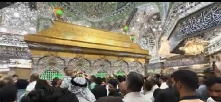 حسین شاہ بھی ہیں حسین بادشاہ بھی ہیں
حسین دین بھی ہیں دین پناہ بھی ہیں
سر دیا نا دیا ہاتھ میں ہاتھ یزید کے
حقا کے بنائے لا الہ است حسین