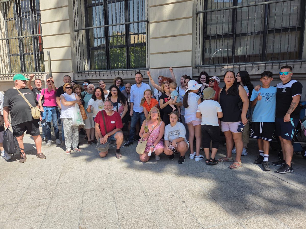 Hoy los vecinos de Villaverde hemos dado una lección a las autoridades del Ayuntamiento de #Madrid. 
Frente a la amenaza de desahucio de más de 30 familias trabajadoras nos hemos plantado y conseguido que nos escuchen.
Ni un paso atrás frente a la especulación.
Seguimos!