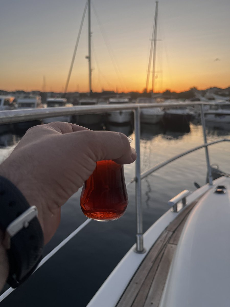 Garibanlık ruhuma işlemiş yatta bile çay içiyorum abw.