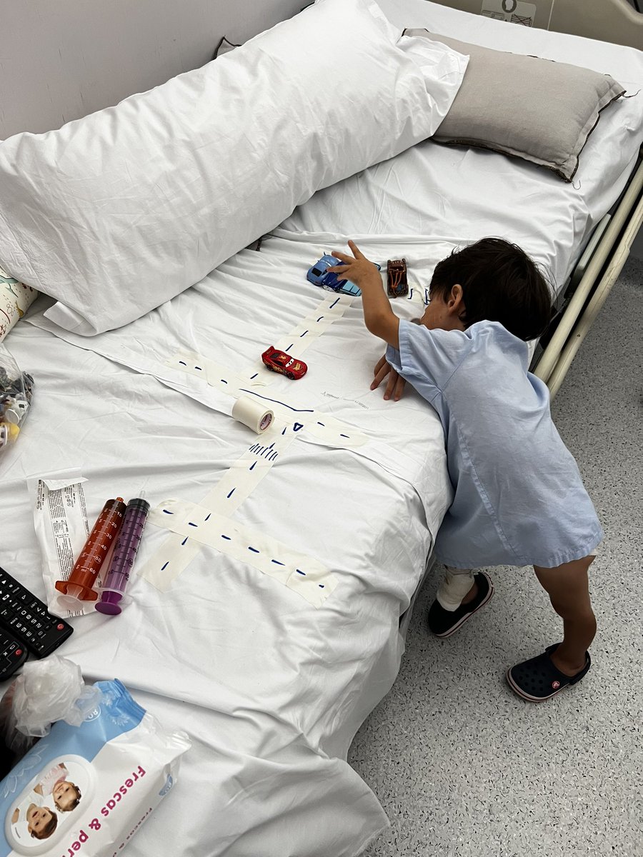 Queridos familiares y amigos,

Estos días Pablito ha hecho grandes avances clínicos: niveles de infección muy bajos, menos episodios de fiebre, retirada de artefactos, come solo, respira bien y sin ayuda… 

Hoy, 26 de junio, en la festividad de San José María Escrivá, nos han