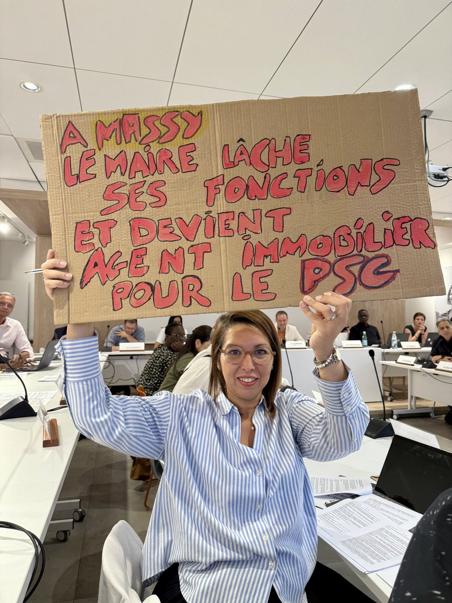 #PSG à #Massy : 200 personnes présentes au rassemblement citoyen quelques minutes avant le Conseil municipal pour demander un référendum sur l’installation du stade du PSG à Massy. 🏟️⚽️