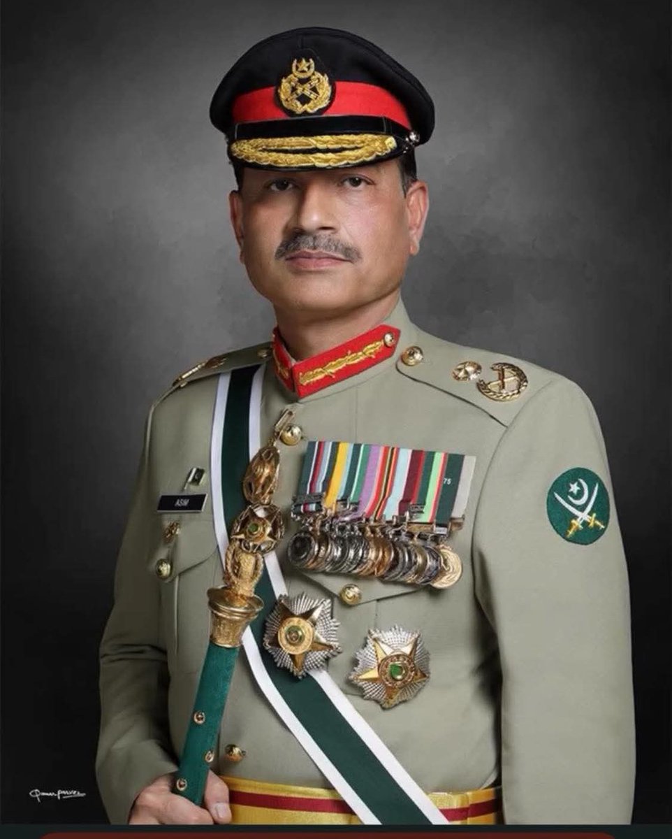 zahida_ansari's tweet photo. First Official Picture Of Field Marshal Syed Asim Munir Chief of Army Staff after Promotion with new Rank n baton
#ISPRUpdates #isprofficial
#COAS
#SyedAsimMunir https://t.co/NdQ2HU7erP