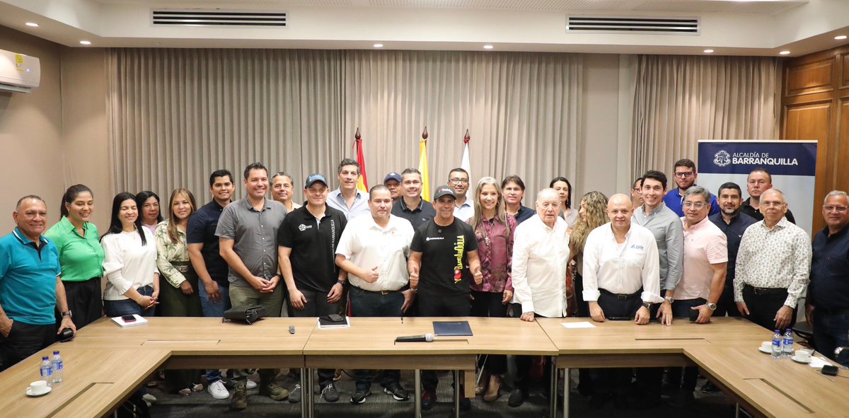 AlejandroChar's tweet photo. ¡Renovamos la flota del Transporte Público Colectivo! Este año llegan 240 buses nuevos. 🙌🏼

Firmamos una alianza histórica por el transporte colectivo de Barranquilla, que incluye la incorporación de buses modernos y amigables con el medio ambiente. Queremos que los barranquilleros viajen más cómodos y seguros por nuestra ciudad.

Los nuevos vehículos, con capacidad de hasta 75 pasajeros, vienen equipados con: wi-fi, cámaras, pago electrónico y botones de pánico para la seguridad de todos. Estamos haciendo equipo con el gremio transportador, ¡vamos por más, porque sí se puede!🙌🏼