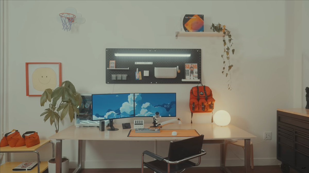 zetups_com's tweet photo. 📷: @loughtv 

#desksetup https://t.co/ehDa3bmQdW