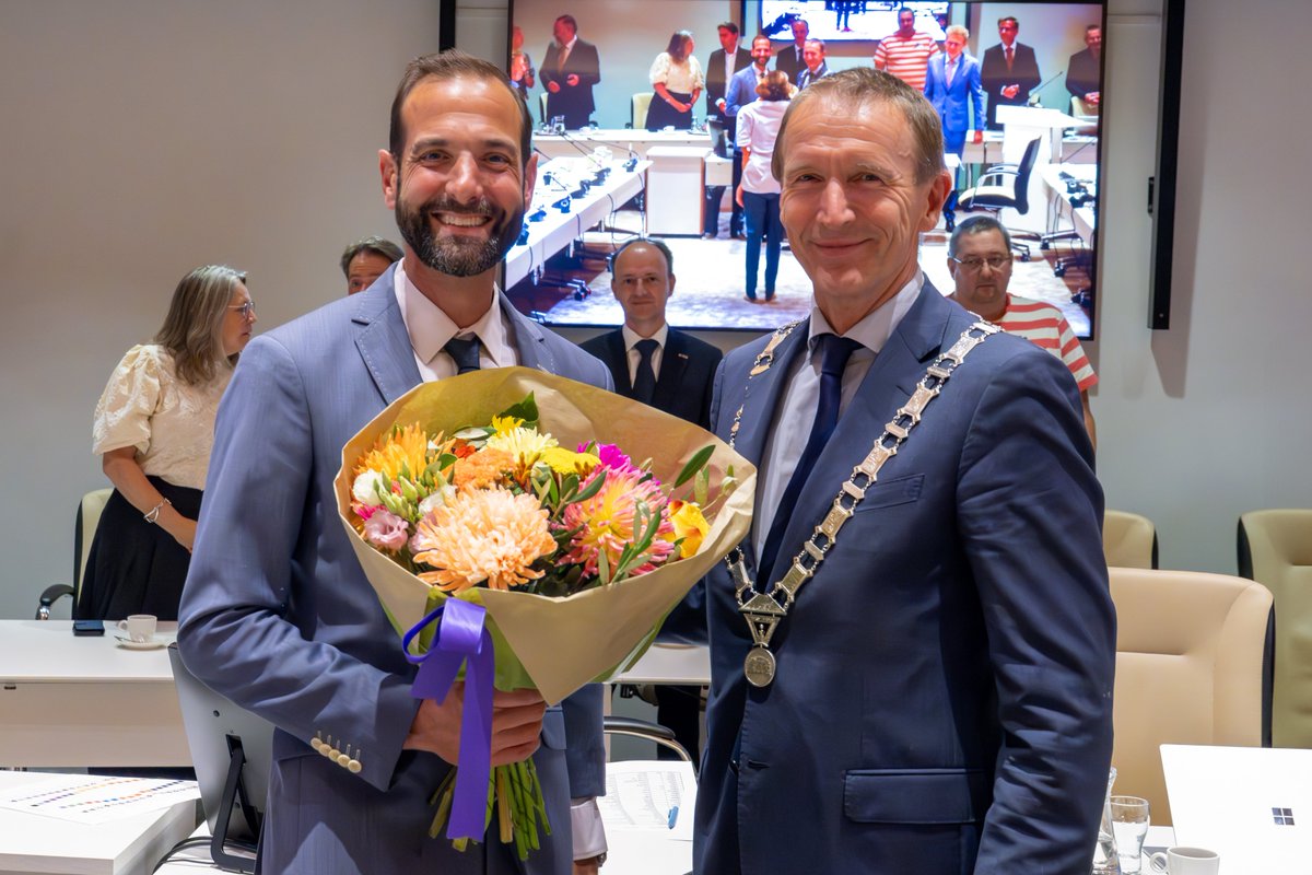 Vanavond heeft de gemeenteraad Hoeksche Waard Hein Verbiest (47 jaar) benoemd als nieuwe wethouder namens de fractie van Lokalen Hoeksche Waard. Direct daarna werd Britt van Daalen benoemd als raadslid voor de fractie Lokalen Hoeksche Waard 👉bit.ly/45Di23C