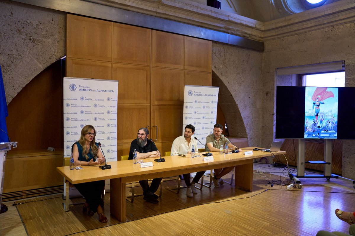 alhambracultura's tweet image. Superman visitó la #Alhambra en la presentación del cómic ‘Superman en Granada’, incluido en ‘Superman: El Mundo’. Una historia breve y simbólica de Jorge Jiménez y Alejandro Sánchez en el Palacio de Carlos V. ¡Cultura, historia y cómic juntos! 📚🦸♂️✨ #AlhambraCultura