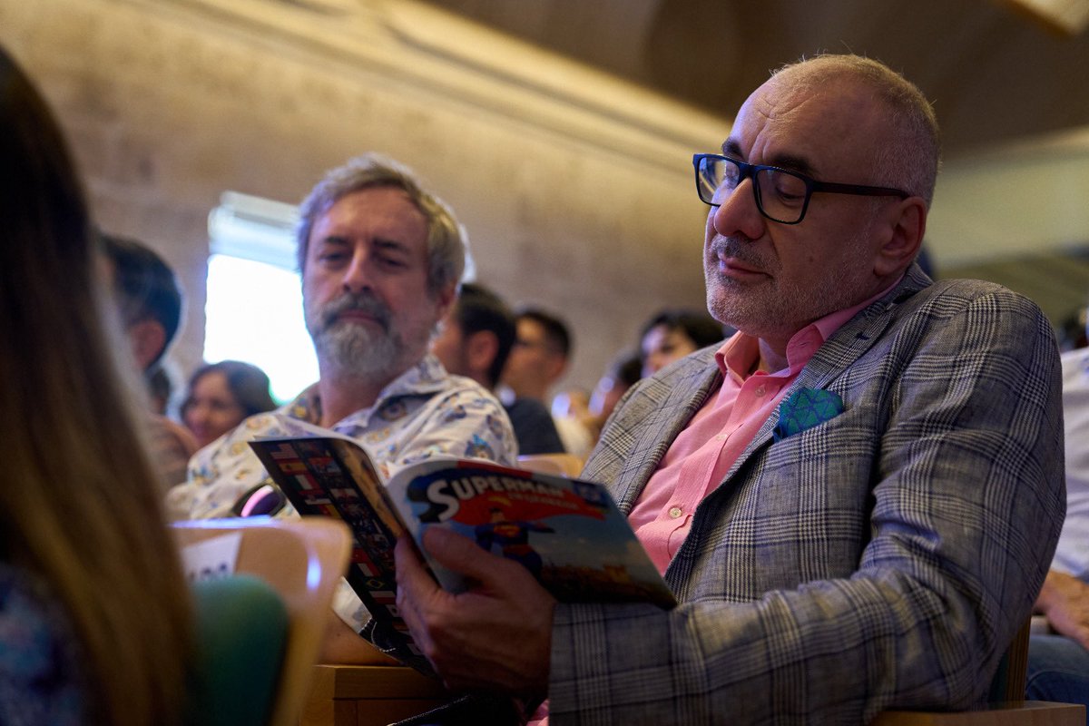 alhambracultura's tweet image. Superman visitó la #Alhambra en la presentación del cómic ‘Superman en Granada’, incluido en ‘Superman: El Mundo’. Una historia breve y simbólica de Jorge Jiménez y Alejandro Sánchez en el Palacio de Carlos V. ¡Cultura, historia y cómic juntos! 📚🦸♂️✨ #AlhambraCultura