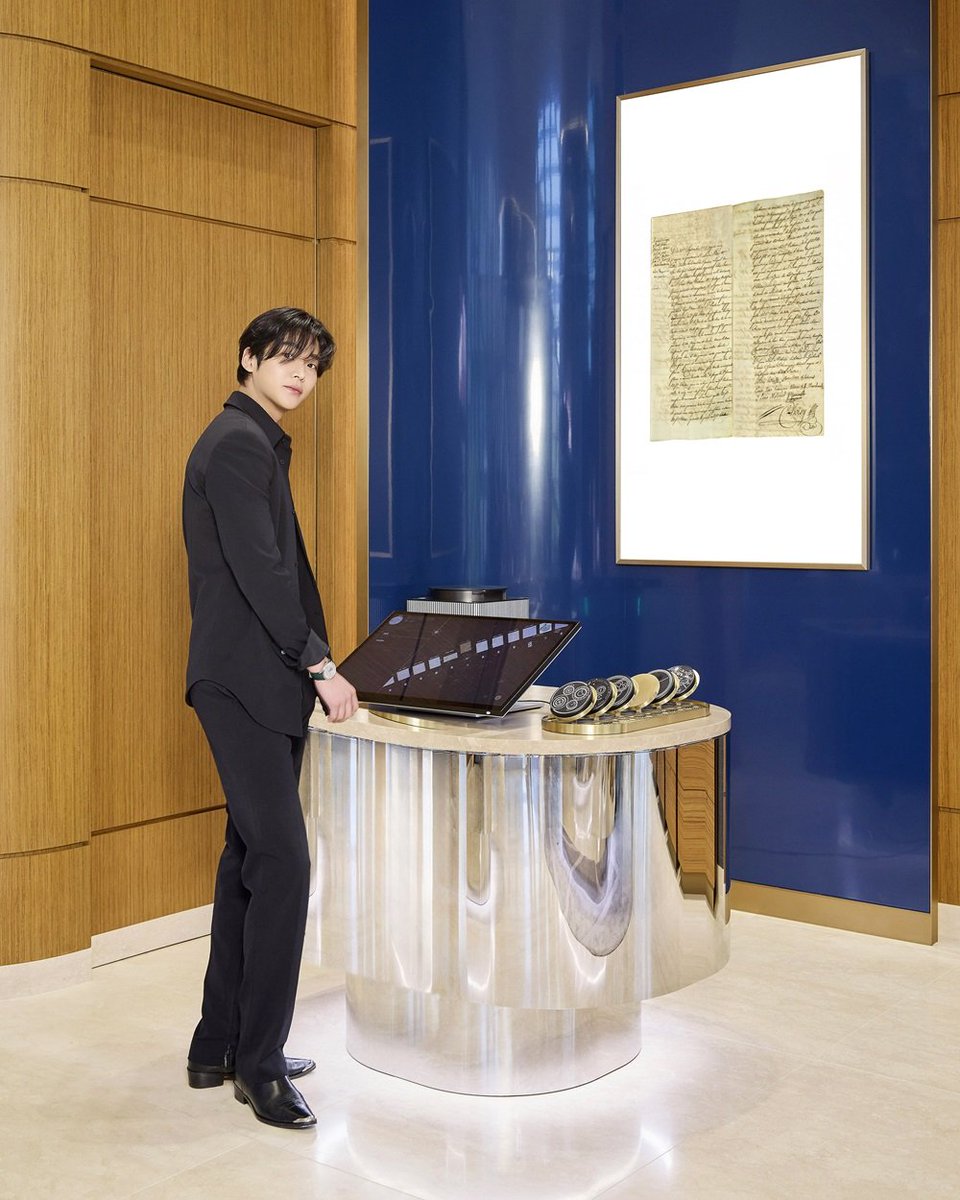 바쉐론 콘스탄틴 카카오톡 채널  

그랜드 오프닝 파티에 참석한 배우 로운  

그랜드 오프닝 파티에는 한국을 대표하는 셀럽들과 시계 애호가들, 다양한 분야의 아티스트와 전문가들이 참석하여 자리를 빛냈습니다. 메종 1755 서울의 그랜드 오프닝 파티에 참석한 배우 로운은 Patrimony 문 페이즈