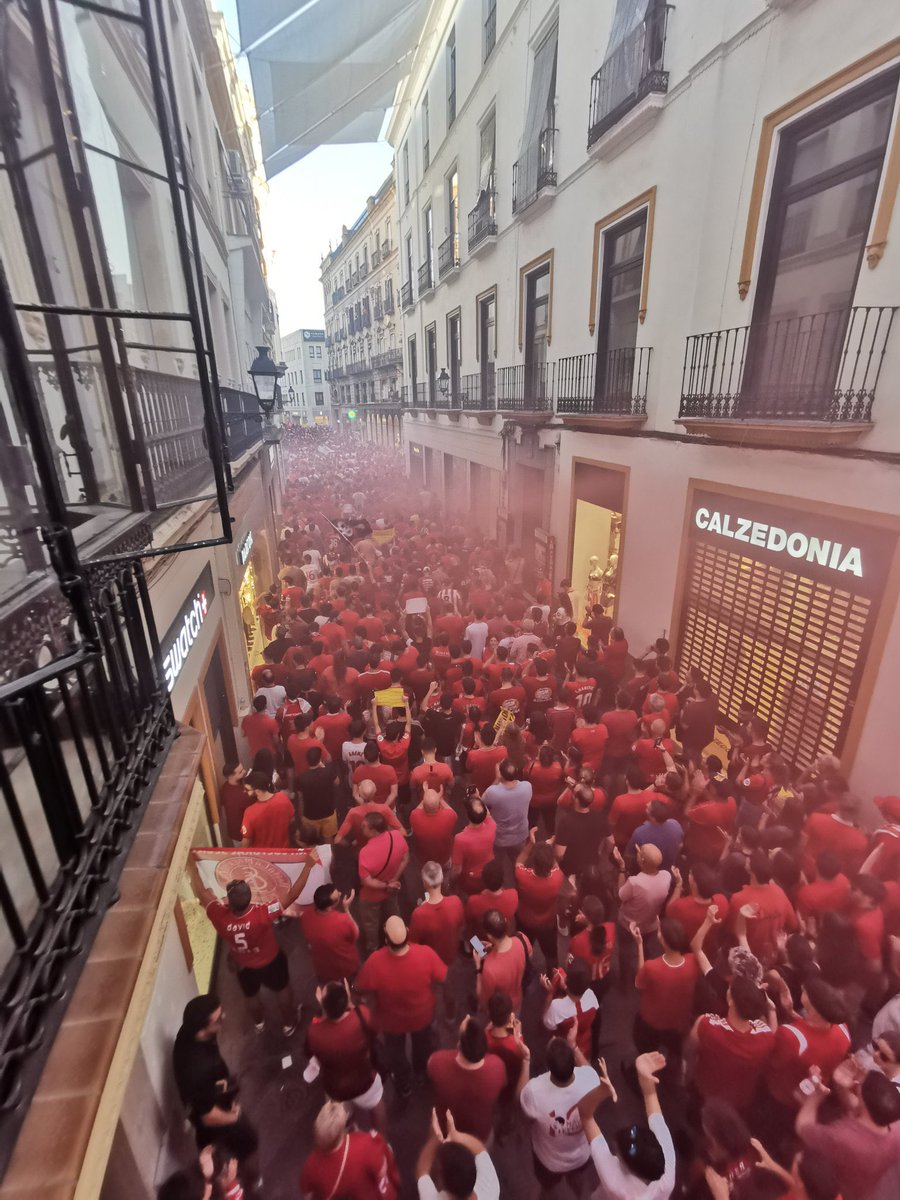 Cuánto orgullo. Honor a todos los que han salido y salen cada vez que se les llama para defender nuestro escudo.

El Sevilla Fútbol Club somos nosotros.