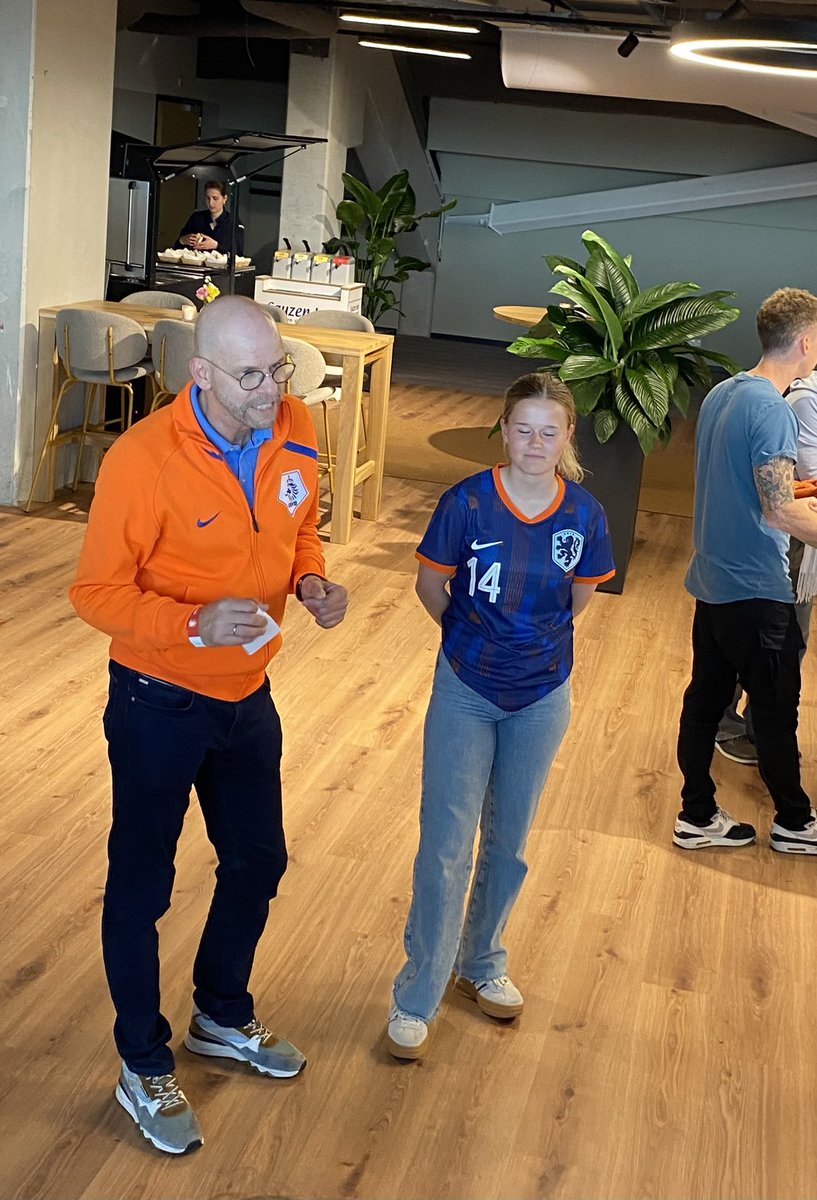 VriesJolanka's tweet photo. Met een aantal speelsters, vrouwelijke bestuurders en scheidsrechters van Friese voetbalverenigingen De Oranje Leeuwinnen uitzwaaien. Waardering  inzet en positieve energie van Meer Vrouwen in Voetbal op uitnodiging van @KNVB Verenigingsadviseur Johan Volbeda #MVIV @SCCambuurLwd https://t.co/1QxPeNshLz