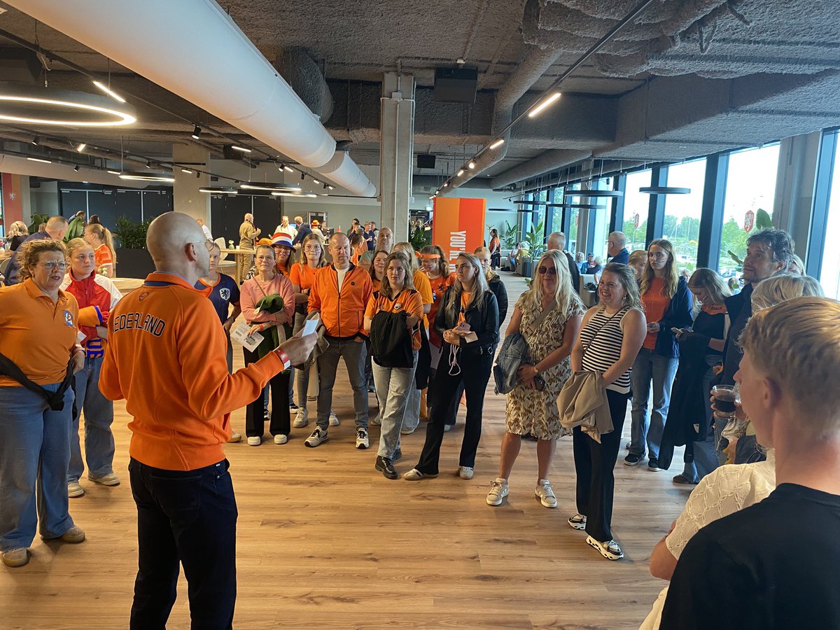 VriesJolanka's tweet photo. Met een aantal speelsters, vrouwelijke bestuurders en scheidsrechters van Friese voetbalverenigingen De Oranje Leeuwinnen uitzwaaien. Waardering  inzet en positieve energie van Meer Vrouwen in Voetbal op uitnodiging van @KNVB Verenigingsadviseur Johan Volbeda #MVIV @SCCambuurLwd https://t.co/1QxPeNshLz