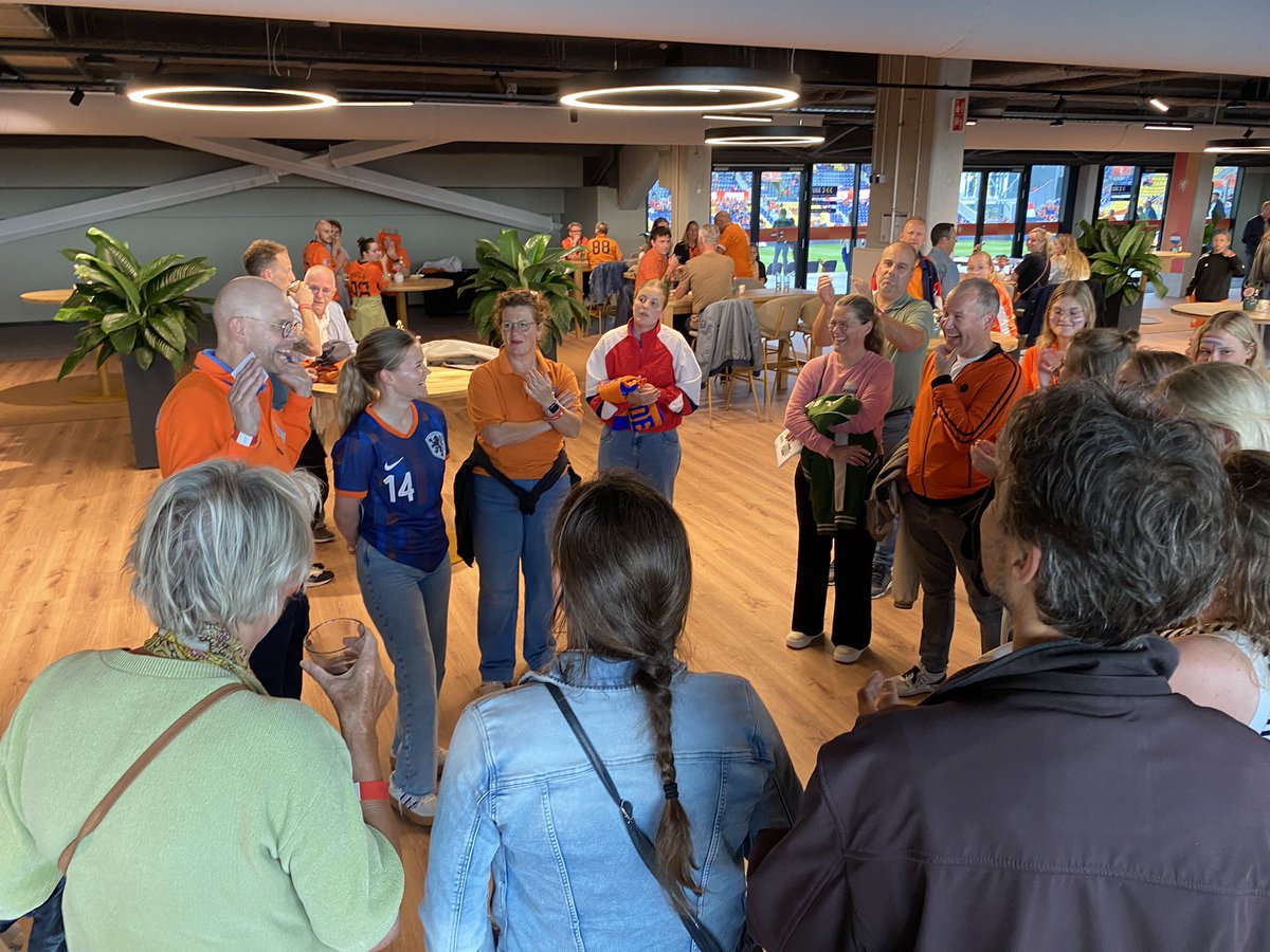 VriesJolanka's tweet photo. Met een aantal speelsters, vrouwelijke bestuurders en scheidsrechters van Friese voetbalverenigingen De Oranje Leeuwinnen uitzwaaien. Waardering  inzet en positieve energie van Meer Vrouwen in Voetbal op uitnodiging van @KNVB Verenigingsadviseur Johan Volbeda #MVIV @SCCambuurLwd https://t.co/1QxPeNshLz
