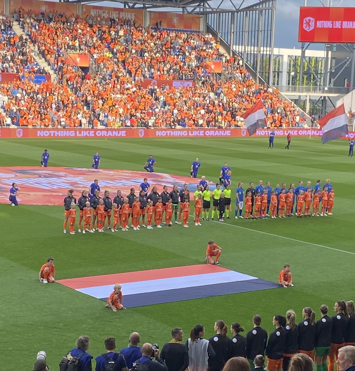 Met een aantal speelsters, vrouwelijke bestuurders en scheidsrechters van Friese voetbalverenigingen De Oranje Leeuwinnen uitzwaaien. Waardering  inzet en positieve energie van Meer Vrouwen in Voetbal op uitnodiging van <a href="/KNVB/">KNVB</a> Verenigingsadviseur Johan Volbeda #MVIV <a href="/SCCambuurLwd/">SC Cambuur</a>