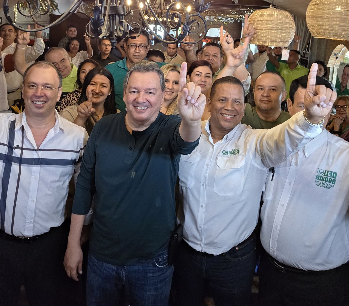 SoyChanoRivera's tweet photo. El tiempo del cambio ha llegado. Y en la Costa Norte, ese cambio ya tiene nombre, rostro y color. #OlaVerdeCortés #Honduras #ChanoPresidente #UnámonosALosGringos #DC #exploráelcambio #chanoescucha https://t.co/8AwTXtZqW2