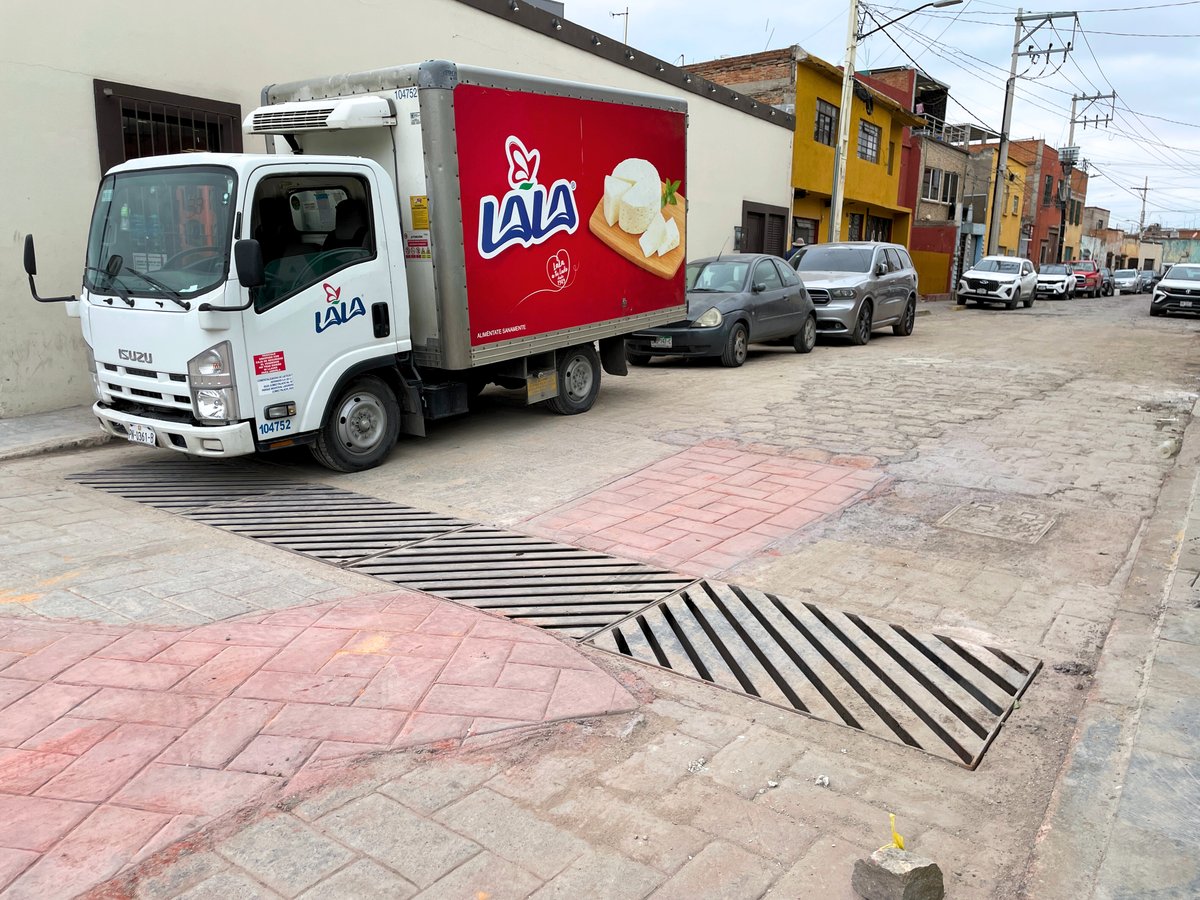 Interapas's tweet photo. 🙌¡Lista la calle Alonso! Ya se encuentra abierta la circulación vehicular.

✅Concluimos la rehabilitación de drenaje que se realizó en esta zona.

📍Los trabajos se hicieron en la esquina de 20 de Noviembre, del Centro Histórico de la capital.

#InterapasCumple #ObraTerminada https://t.co/NyLbyJkjzh