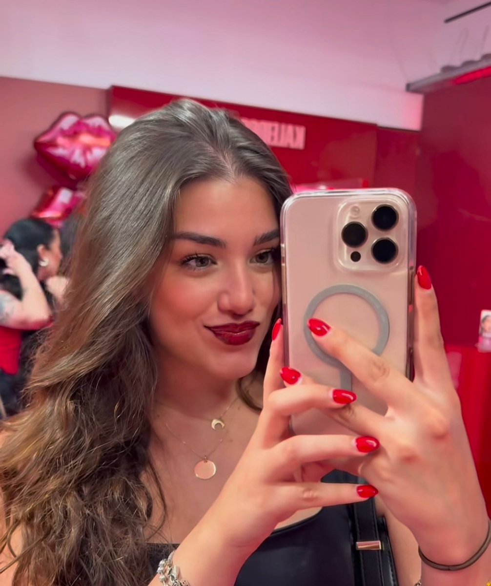 re2000upi2's tweet photo. Hey @hudabeauty, Make this gorgeous girl @Aidaredru_ your ambassador in Spain. Thank you. https://t.co/rraxaMdKYx