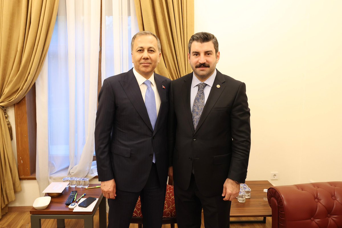 İçişleri Bakanımız Ali Yerlikaya’yı ziyaret ederek hem hasbihal ettik hem de gündeme dair değerlendirmelerde bulunduk.

Ev sahipliği ve samimi ilgilerinden dolayı kendisine teşekkür ediyor, çalışmalarında başarılar diliyorum.

<a href="/RTErdogan/">Recep Tayyip Erdoğan</a> <a href="/AliYerlikaya/">Ali Yerlikaya</a>