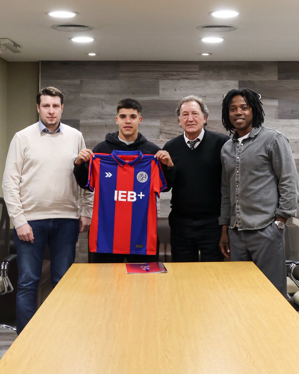 ¡Hay futuro, Ciclón! 💙❤️

Matías Hernández renovó su contrato hasta diciembre de 2027 junto a Julio Lopardo (vicepresidente), Martín Cigna (secretario) y Carlos Sánchez (director de fútbol).

A su vez, Facundo Gulli, volante creativo de gran actualidad en la Reserva y que