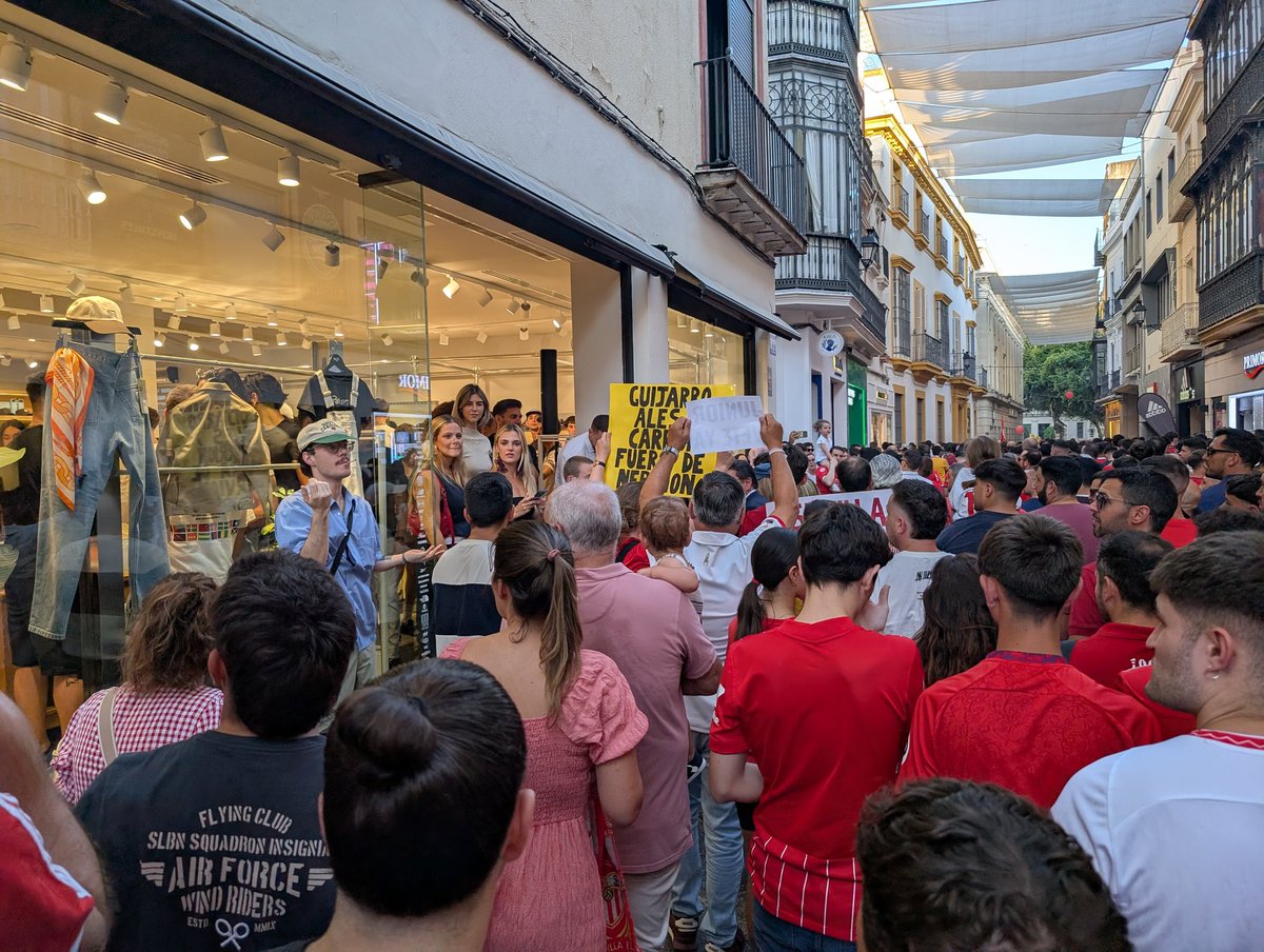 No sé si servirá pero al igual que en todas en el estadio y para mí la mejor y más significativa en la ciudad deportiva. Aquí estuve. Forza Sevilla campeón