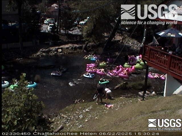USGS_SAWSC's tweet image. It sure was hot this past weekend in the #SAWSC! Many cooled off by "shootin' the Hooch" on the Chattahoochee River in Helen, GA. Remember to wave at our #HIVIS camera after going under the bridge. And check the USGS gage at ow.ly/3QCX50WgbvC. 😎