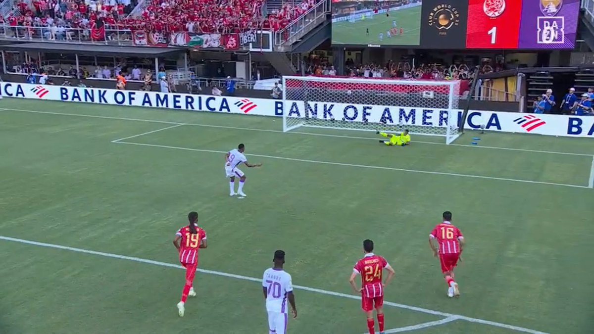 MBESportHQ's tweet photo. βΈοΈ Halftime at Audi Field!
Wydad AC 1-1 Al Ain
Mailula struck early for Wydad, but Kodjo Fo Dohβs calm penalty just before the break brings Al Ain level. Pride on the line even if elimination looms! βοΈπ²π¦π¦πͺ
#FIFACWC #Wydad #AlAin #ClubWorldCup #HalftimeUpdate https://t.co/deg49d3t8K