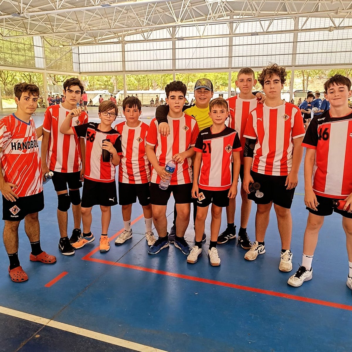 ‼️Ja tenim als nostres equips en acció a la @granollerscup '25. En aquesta edició participem amb el
#chvic_alevímixt 
#chvic_infantil 
#chvic_cadetfemení 
#chvic_juvenil 
Molt bona competició, nois i noies! Gaudiu del torneig!!!
🔴⚪🔴⚪🔴
#orgullósdeserdelVic #VicActivat