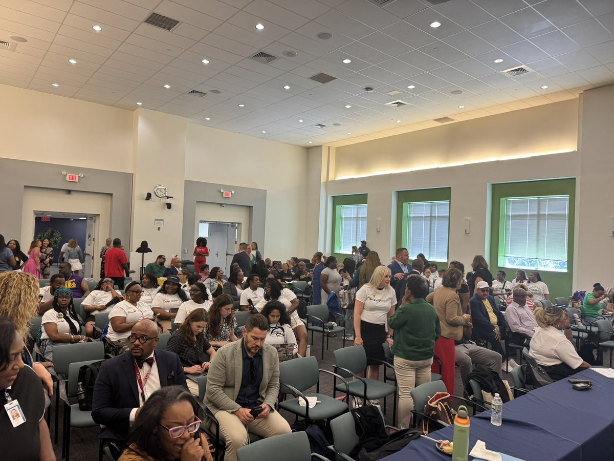 It is a *packed* #phled school board meeting - standing room. Follow along with the liveblog! inquirer.com/education/live…