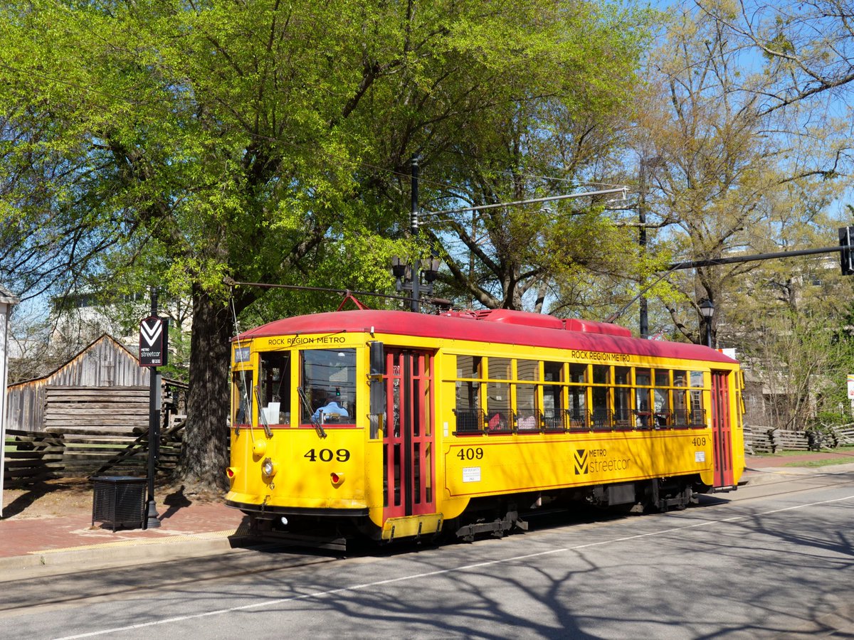 Beat the heat this summer with fare-free streetcar rides! Just hop on, chill out and soak in the sights of downtown 😎🚋
