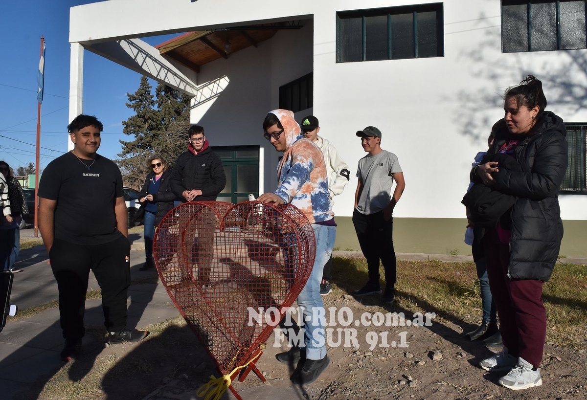 J_tanos's tweet photo. ¡Un corazón que late por la solidaridad y el medioambiente! La Escuela Especial N.º 9 inauguró su “Eco-Corazón” para recolectar tapitas en beneficio del Hospital Garrahan. 
👉 Leé la nota completa y mirá las imágenes en https://t.co/tvr9qfosfI https://t.co/Z3O2MC9SN6