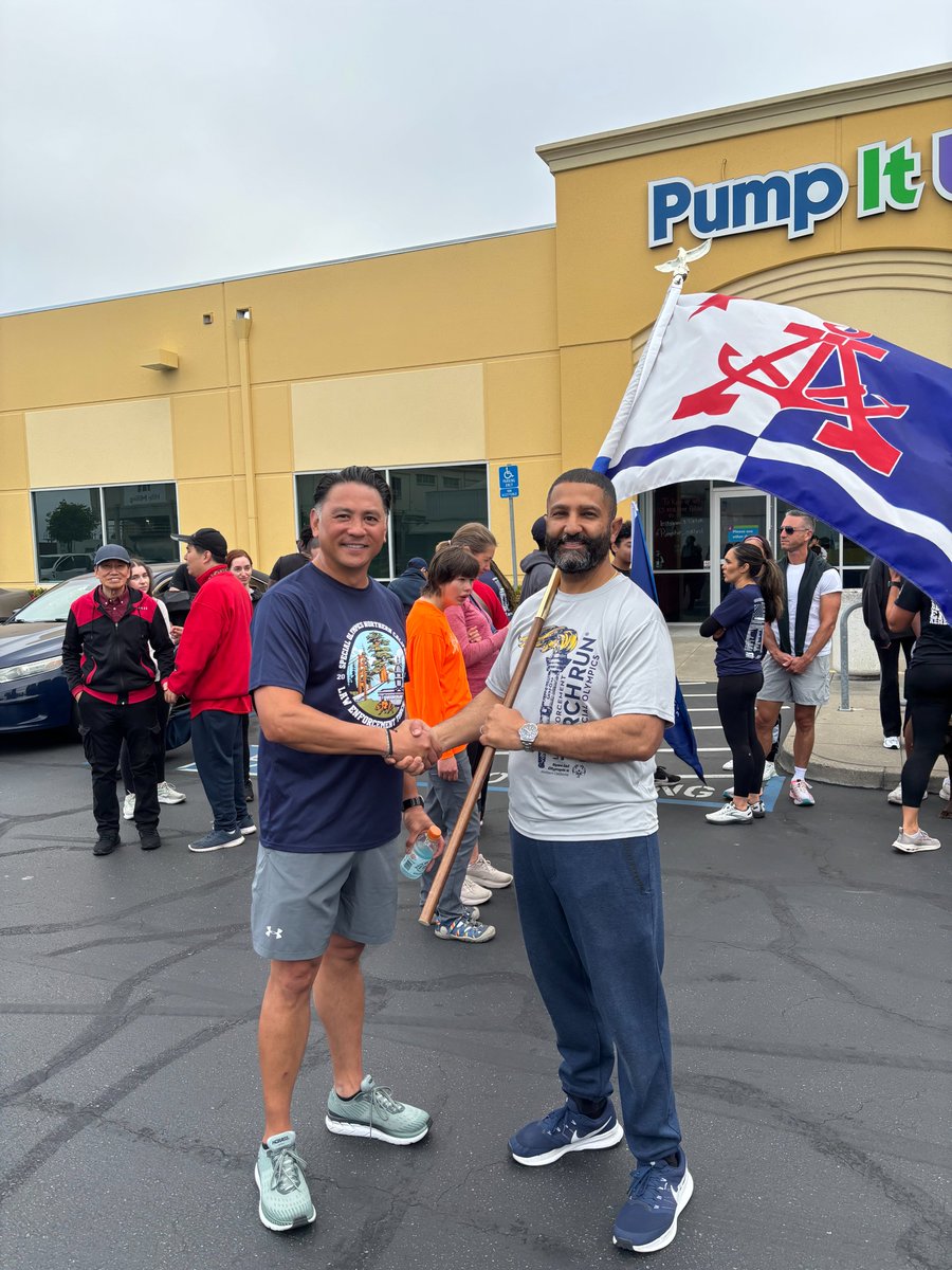 This morning, the APD proudly participated in the Law Enforcement Torch Run. With the Flame of Hope in hand, APD staff ran through the streets of Alameda with members of our city’s own Special Olympics Team. 

To donate, please visit: p2p.onecause.com/2025torchrun/t…
