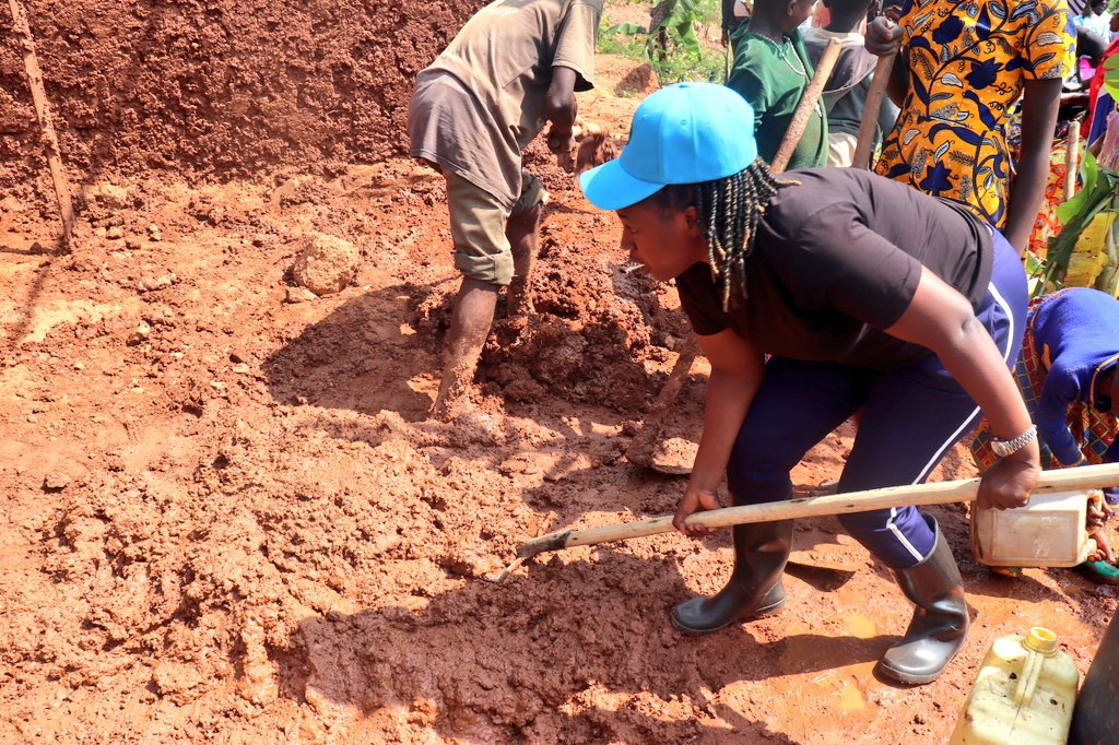 Uyu munsi taliki ya 26/6/2025 Caritas ya diyosezi ya Kabgayi yatangije icyumweru cy'urukundo #caritasweek.cyatangirijwe muri Paruwasi ya Gihara hakorwa igikorwa cyo kwubakira inzu umuntu utishoboye watoranyijwe na caritas ya Paruwasi ya Gihara.
