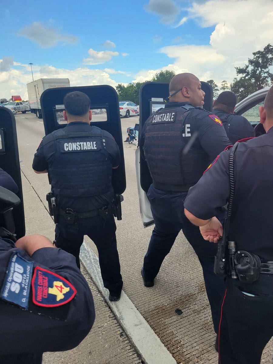 ImMeme0's tweet image. 🚨BREAKING NOW: Armed woman sitting in a lawn chair is involved in a standoff in the middle of I-45 in Texas.