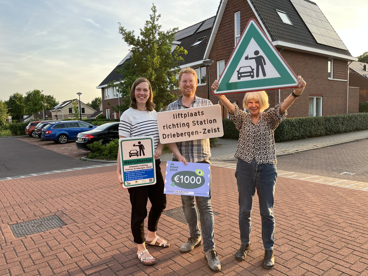 “Het is heerlijk wonen in Austerlitz, maar OV is hopeloos”. De Frisse Pitch 2024 kwam op het juiste moment en toen de bedenkers € 1000 wonnen is het eerste ‘meerijdbankje’ gerealiseerd. Van een vastgelopen OV-discussie naar een verbindende oplossing.
Zie zeistermagazine.nl/meerijdbankje