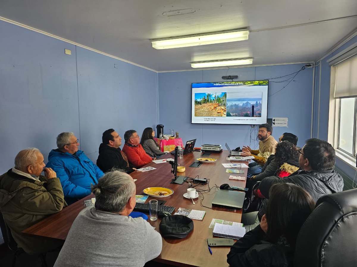 📍#CORRAL| El equipo de Dendroenergía encabezó instancia junto a <a href="/USanSebastian/">Universidad San Sebastián</a> y tres clubes de adulto mayor, para entregar información sobre el uso responsable de leña y pellet, con el objetivo de enfrentar la contaminación atmosférica en la región. También se abordó el estado