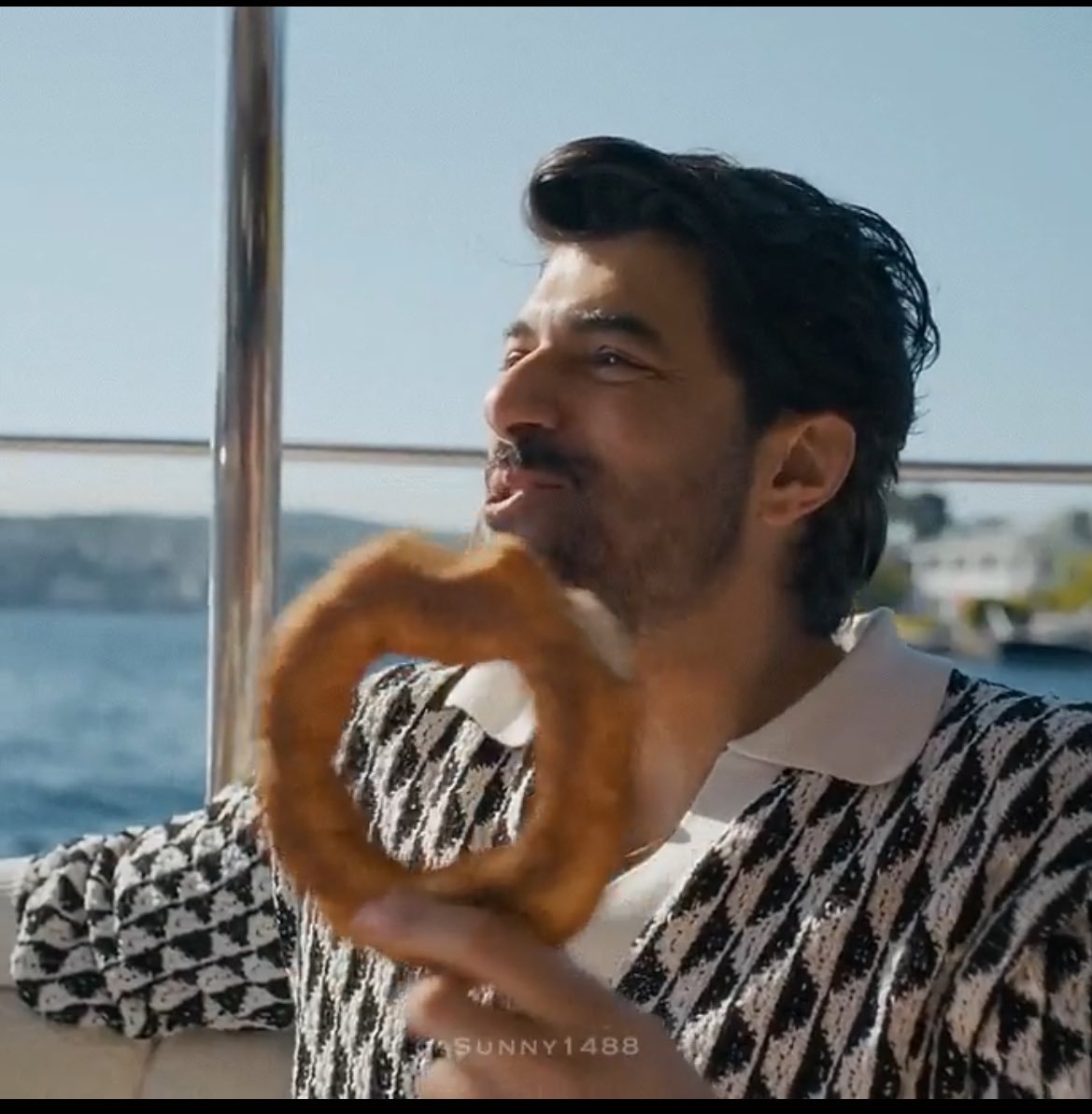 Engin no solo camina por Estambul, la siente, la respira, la ama con cada mirada.

#EnginAkyürek #EnginAkyürekXGoTürkiye
