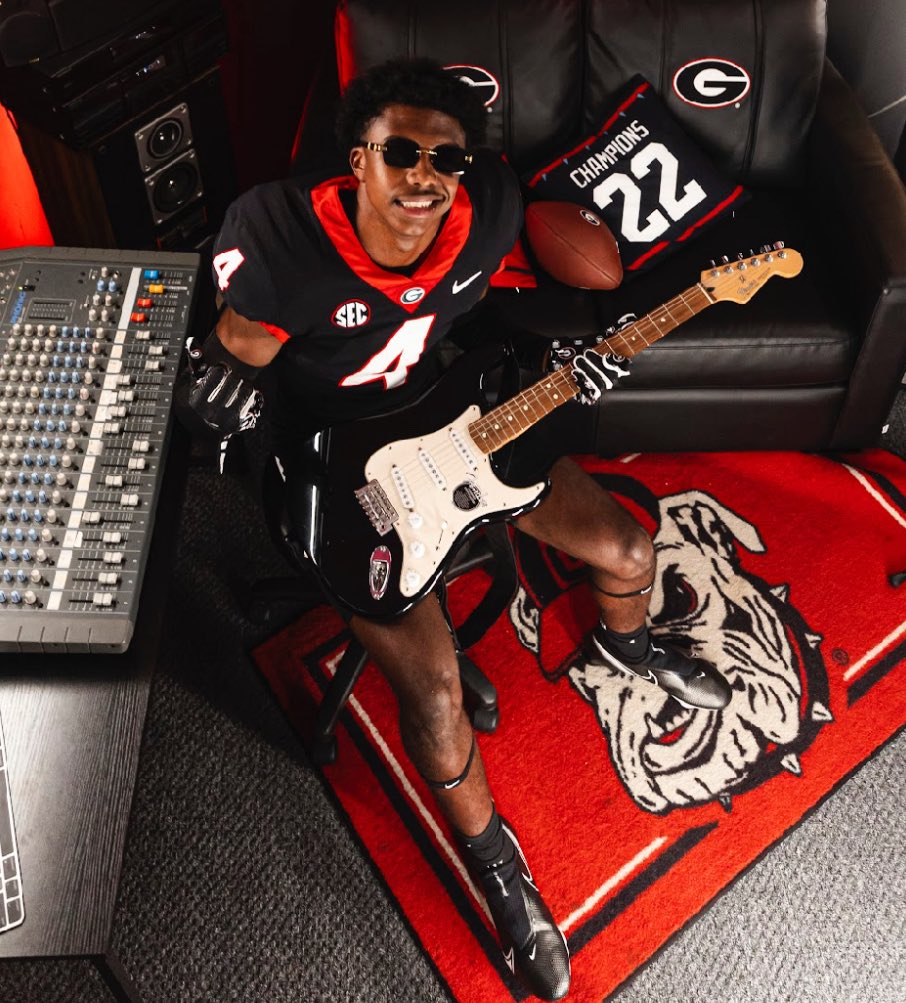 NEWS: 4-star WR Craig Dandridge commits to Georgia. 🐶

Dandridge said, “Georgia puts me outside of my comfort zone.”

He takes you inside his commitment here: on3.com/news/4-star-wr…