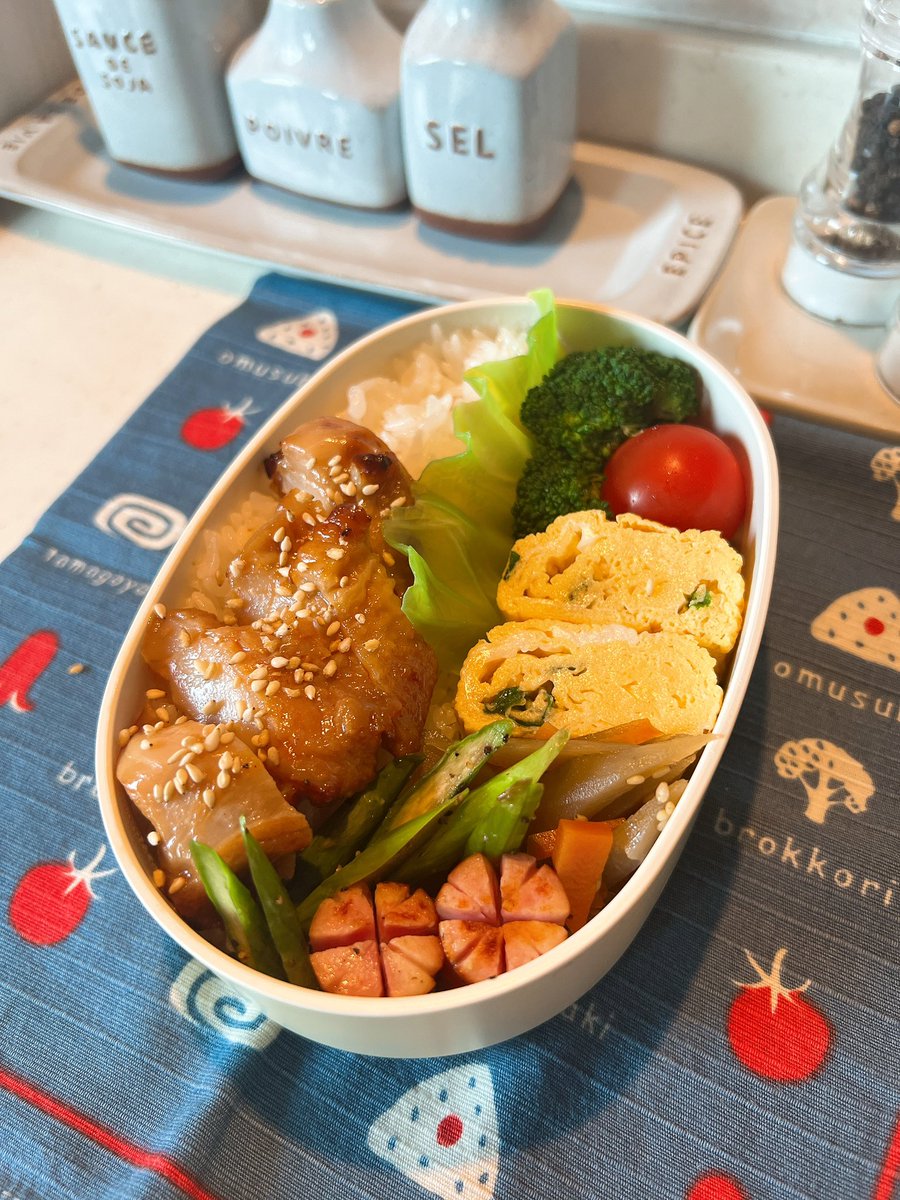 娘の時々なお弁当。
大学の自由度満喫。
可愛いネイルとイヤーカフ。
制服の便利さも痛感。

「デスパレートな妻たち」。
見始めてからシリーズ8あると知る。
脳内で萬田久子が
「やだーもうなんでー多いじゃなーい」。
レネさんが好き。

#お弁当
#お弁当記録
#お弁当作り楽しもう部