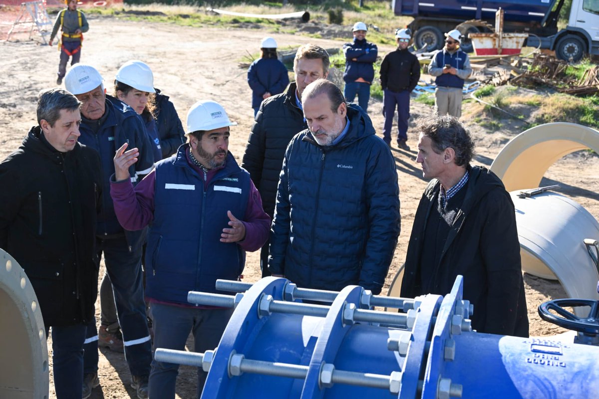 Junto al ministro <a href="/gkatopodis/">Gabriel Katopodis</a> y el subsecretario @nestorfalvarez, recorrimos la obra de rehabilitación del acueducto de calle Brandsen.

Una intervención estratégica sobre la traza de 820 mm de diámetro, que permitirá regular la presión de forma más eficiente en toda la ciudad.