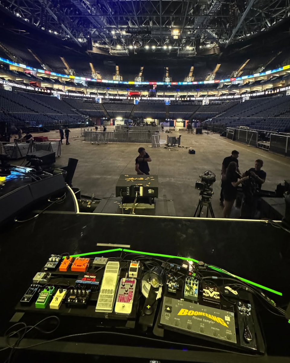 Voodoo_Lab's tweet image. Mark Webber @imwithpulp’s dual pedalboard setup for @welovepulp&apos;s  2025 tour is a curated blend of vintage flair and sonic versatility. Pedal Power 4x4 keeps this galaxy of pedals running quietly and consistently night after night.