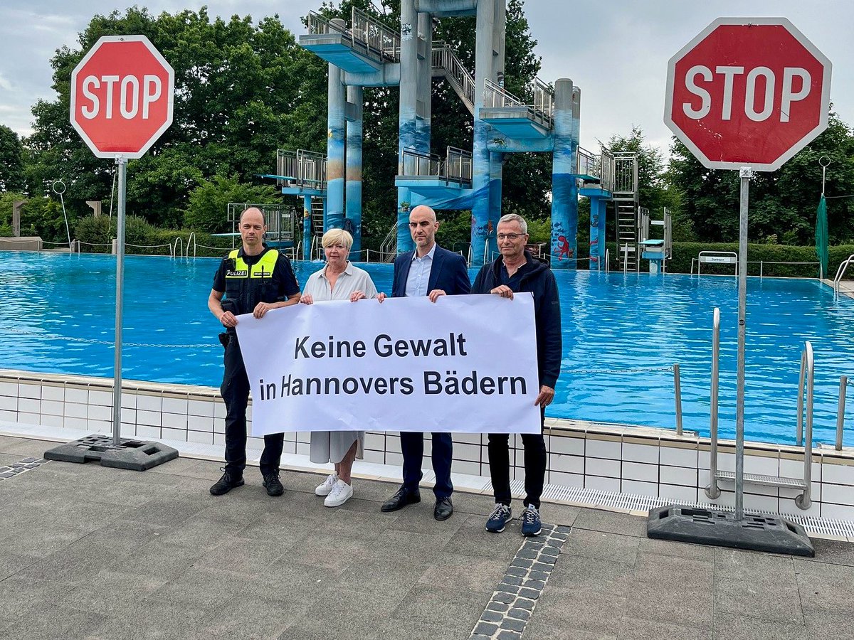 omidnajafi_afd's tweet photo. Ich kann nicht in Worte fassen, wie wütend mich dieses Bild macht...
Der Oberbürgermeister von Hannover ist der Nichtskönner im Sakko. Und dann die Stoppschilder... ihr wollt uns verarschen oder?

HALT STOPP! BITTE NICHT SCHUBSEN, ICH HAB JOGURT IM RUCKSACK!!!

Was ein Statement! https://t.co/6gM8iHzlbr