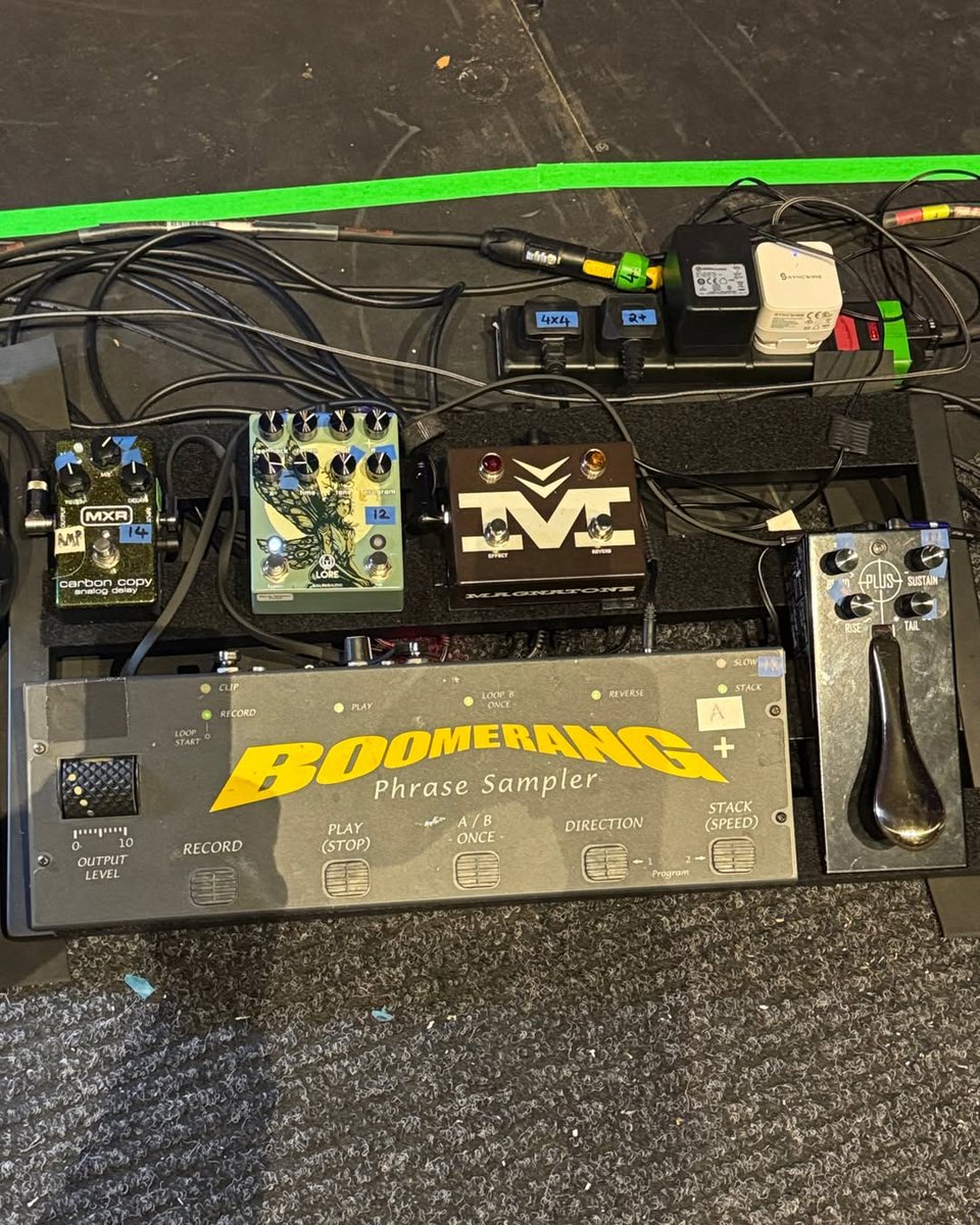 Voodoo_Lab's tweet image. Mark Webber @imwithpulp’s dual pedalboard setup for @welovepulp&apos;s  2025 tour is a curated blend of vintage flair and sonic versatility. Pedal Power 4x4 keeps this galaxy of pedals running quietly and consistently night after night.