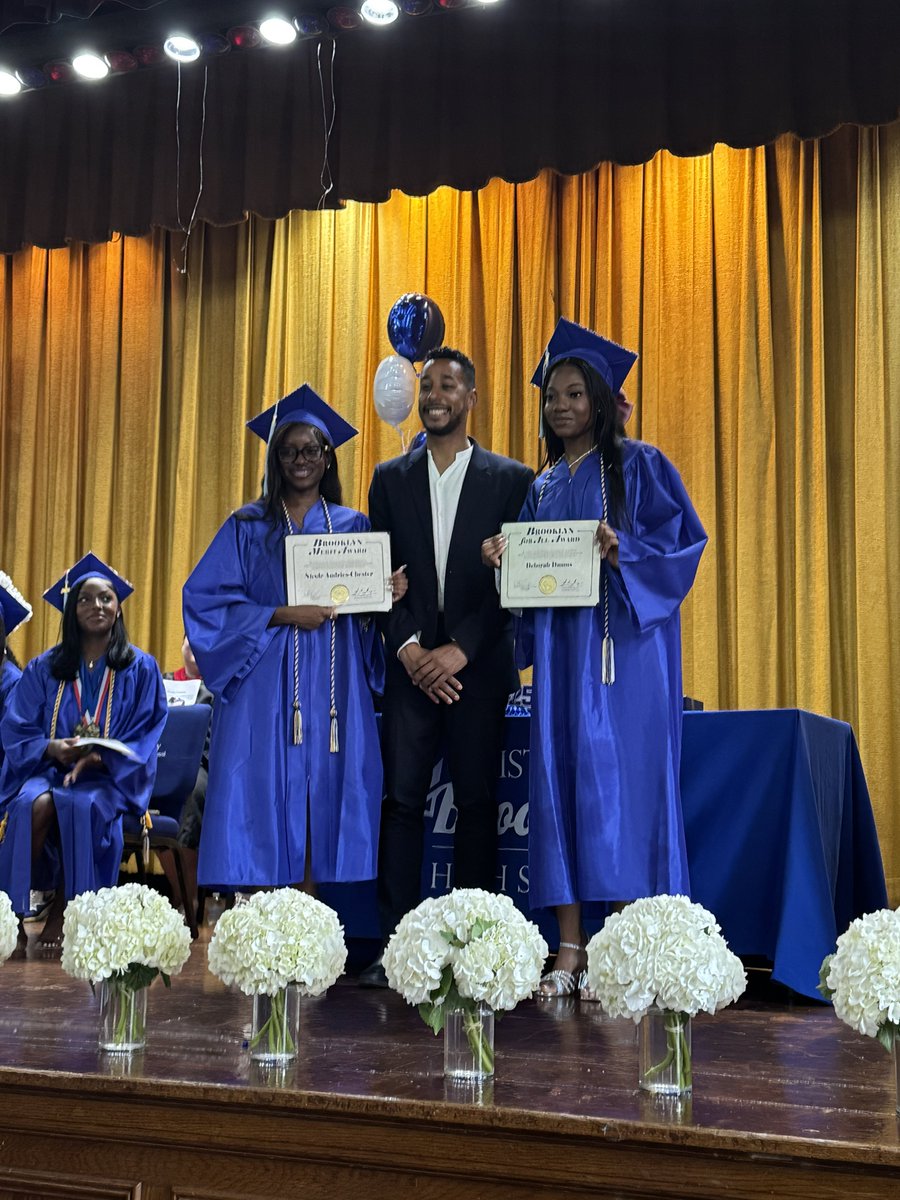 BKBPReynoso's tweet image. Happy last day of school! 🎓
If you just graduated with a Brooklyn education, remember the most important lesson from our borough’s greatest poet: spread love, it’s the Brooklyn way.
See you all next school year 📚