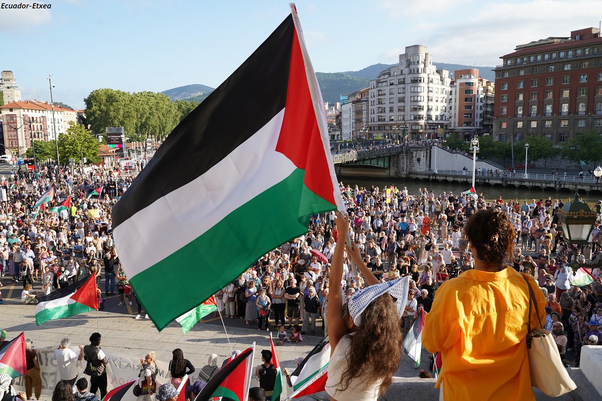 Apoyar a #Palestina 🇵🇸 es una obligación moral: clamor en el corazón de #Bilbao 🗣️ La manifestación de esta tarde lanzó un grito unánime contra la masacre de Gaza, el doble rasero de Europa y el silencio cómplice de los gobiernos ecuadoretxea.org/apoyar-a-pales…